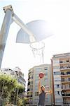 Adolescent jouer au Basketball