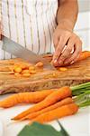 Femme hacher carottes