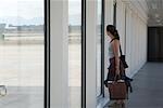 Femme regardant fenêtre Airport, Sardaigne, Italie