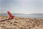 Kunststoff Klappstuhl am Strand, Sardinien, Italien