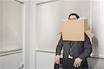 Büroangestellter mit Kopf in einer box
