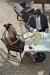 Couple d'affaires dans le café-jardin