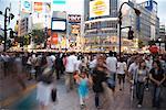 Menschen Kreuzung Straße am Bahnhof Shibuya, Tokyo, Japan