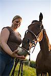 Femme alimentation cheval