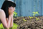 Femme regardant les plantes de jardin