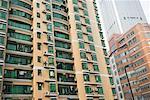 Chine, Province du Guangdong, Guangzhou, immeuble d'appartements de grande hauteur avec fenêtres en verre vert