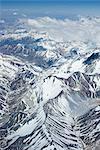 La Cordillère des Andes, chaîne de montagnes enneigées, vue aérienne