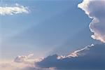 Skyscape avec des faisceaux de lumière du soleil et de nuages