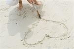 Herz des Mannes-Ablaufverfolgung in Sand mit Stock, erhöhte Ansicht, beschnitten anzeigen