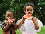 Enfants mangeant melon d'eau