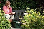 Femme assise dans le jardin