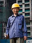 Travailleur de la construction à l'extérieur avec le sourire de casque
