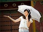 Adolescente à l'extérieur avec le sourire de parapluie