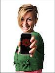 Femme avec dispositif électronique portatif souriant