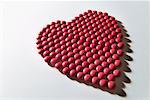 Pilules rouges en forme de coeur