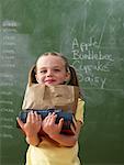 Portrait de jeune fille dans la salle de classe