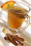 verre de thé orange et la cannelle et le sachet de thé