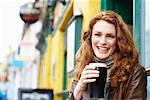 Frau mit Glas Bier, Irland