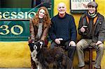 Couple et homme de Pub avec chien, Irlande