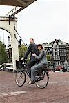 Gens d'affaires sur le vélo, Amsterdam, Pays-Bas