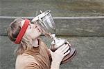 Portrait d'un homme embrassant le trophée