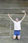 Joueuse de tennis à genoux sur le Court de Tennis
