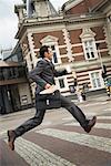 Mann läuft auf Straßenseite, Amsterdam, Niederlande