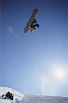 Snowboarder, die durch die Luft fliegen
