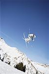 Skifahrer durch die Luft fliegen
