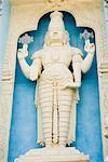 Vue d'angle faible d'une statue de Seigneur Vishnu, Tirupati, Temple de Venkateswara Tirumala, Tirumala, Andhra Pradesh, Inde