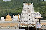 Statuen geschnitzt auf einen Tempel, Tirupati, Tirumala Venkateswara Tempel, Tirumala, Andhra Pradesh, Indien