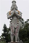 Vue d'angle faible d'une statue de Hanuman, Tirupati, Temple de Venkateswara Tirumala, Tirumala, Andhra Pradesh, Inde