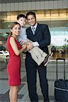 Porträt eines Kaufmanns mit seinem Sohn und Frau am Flughafen
