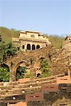 Vue angle faible un fort derrière un amphithéâtre, Neemrana Fort Neemrana, Alwar, Rajasthan, Inde