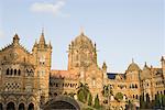 Bäume vor einem Gebäude, Chhatrapati Shivaji Terminus, Mumbai, Maharashtra, Indien