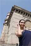 Femme parlant sur un téléphone cellulaire, Gateway Of India, Mumbai, Maharashtra, Inde