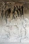 Statuen geschnitzt an der Wand in einer Höhle, Ellora, Aurangabad, Maharashtra, Indien