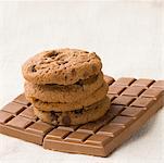 Gros plan de biscuits bruns sur les tablettes de chocolat