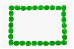 Vue grand angle de bonbons verts disposés sous la forme horizontale