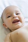 Portrait d'un bébé couché et souriant