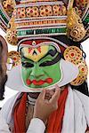 Nahaufnahme eines Mannes Anwendung stellen - bis auf das Gesicht der Kathakali Tanz performer