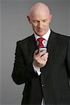 Homme d'affaires en regardant un téléphone mobile