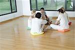 Gruppentherapie Sitzung, Erwachsene sitzen im Kreis auf dem Boden, im Gespräch
