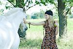 Jeune femme toucher le cheval, l'utilisation des pommes