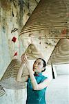 Junge Frau tragen traditionellen chinesischen Kleidung, Beleuchtung Spirale von Weihrauch