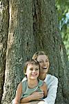 Mutter und Sohn, am Baum sitzen, lachen