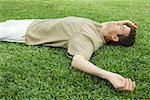 Mann auf dem Gras liegend