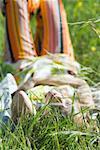Jeune femme couché dans l'herbe haute, les genoux vers le haut