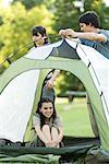 Junge Camper Zelt einrichten