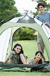 Junge Camper mit Zelt
